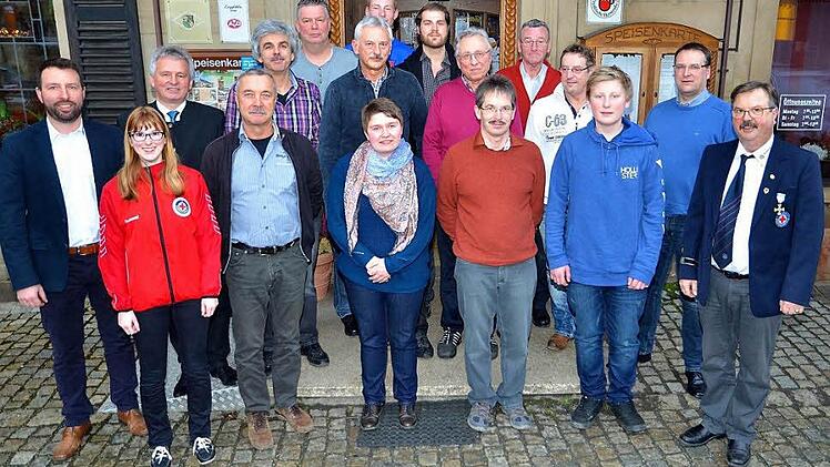 Stellvertretender Kreisvorsitzender Christian Diersch, technische Leiterin Nadine Kolb, Bürgermeister Werner Diersch (von links) und Vorsitzender Albert Kolb (rechts) mit den geehrten Wasserwacht-Mitgliedern. Foto: Dieter Hübner