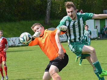 Multi-Talent: Eigentlich spielt Aldin Dzafic im Hammelburger Zweitliga-Volleyballteam. Aber auch mit dem Fu&szlig;ball wei&szlig; der FCler umzugehen. Links: Reiterswiesens Keeper Jan Wetekam. Foto: ssp