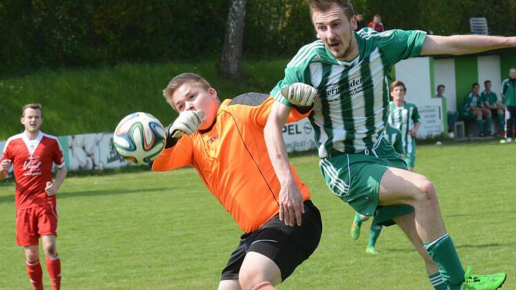 Multi-Talent: Eigentlich spielt Aldin Dzafic im Hammelburger Zweitliga-Volleyballteam. Aber auch mit dem Fu&szlig;ball wei&szlig; der FCler umzugehen. Links: Reiterswiesens Keeper Jan Wetekam. Foto: ssp