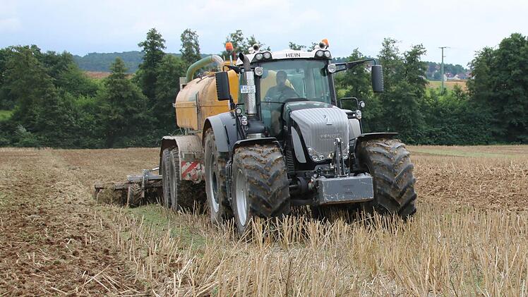 Mit der Satellitennavigation fährt der Traktor die optimale Spur.