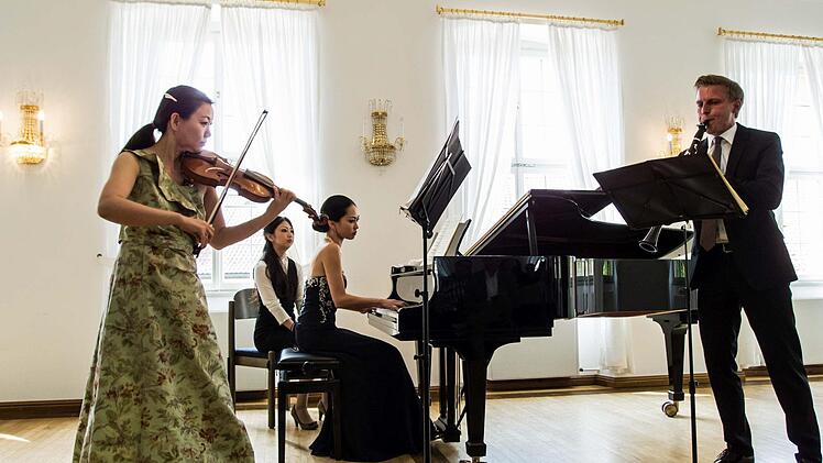 Megumi Ikeda, Kyoko Frank und Philipp Grzondziel (von links) gastierten im "Haus des Gastes". Foto: Jochen Berger