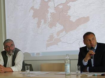 Unter anderem Peter Hagemann (l.) und Jürgen Baumgärtner standen bei der Diskussion in Neukenroth Rede und Antwort. Im Hintergrund die erste Konzeptkarte für ein mögliches Nationalpark-Territorium. Foto: Veronika Schadeck