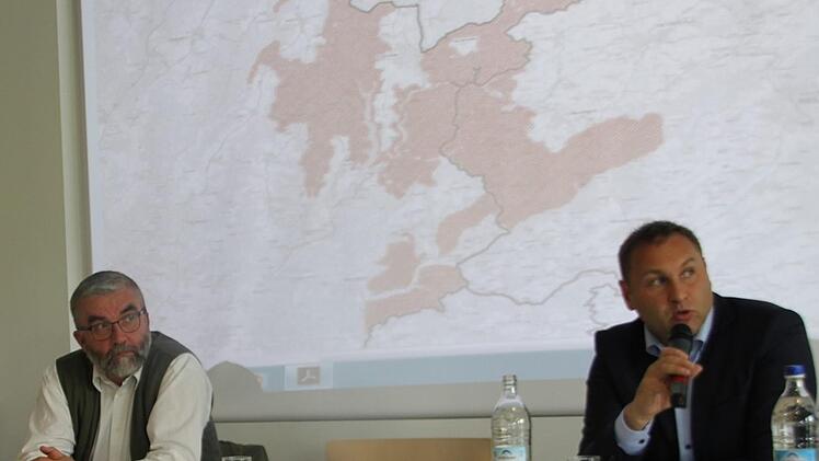 Unter anderem Peter Hagemann (l.) und Jürgen Baumgärtner standen bei der Diskussion in Neukenroth Rede und Antwort. Im Hintergrund die erste Konzeptkarte für ein mögliches Nationalpark-Territorium. Foto: Veronika Schadeck