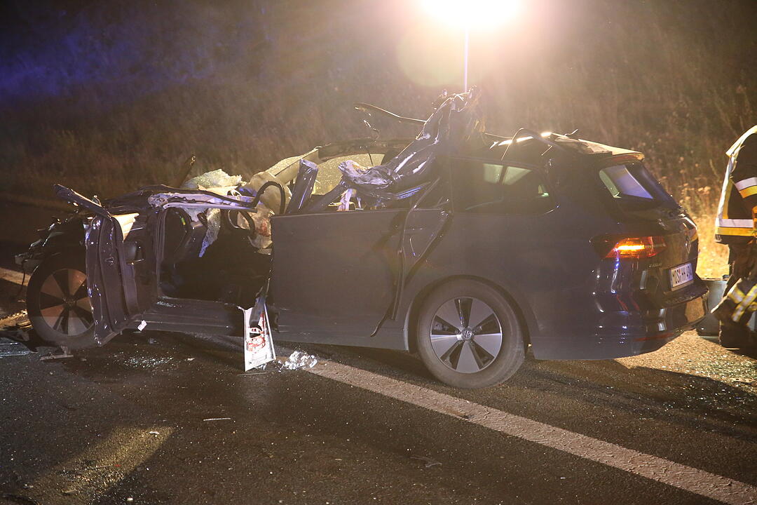 Unfall auf der A6: Auto kracht in Lkw-Heck