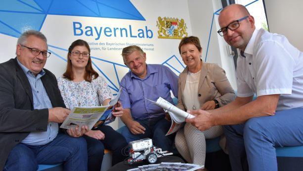 Ein "absoluter Glücksfall" ist für Kai Uwe Tapken, Leiter der Vhs Bad Neustadt und Rhön-Saale, und die 2. Bürgermeisterin Rita Rösch (Mitte) das neue "BayernLab" in der Saalestadt. Erstmals finden Rhöner im Programm 2018/19 deshalb kostenfreie Kurse rund um das Thema Digitalisierung. Auf die gemeinsame Bildungsarbeit freuen sich (von links): Albert Köder, Amt für Digitalisierung, Breitband und Vermessung Bad Kissingen, sowie Stefanie Friedrich und Roland Mai vom Bad Neustädter BayernLab-Team....