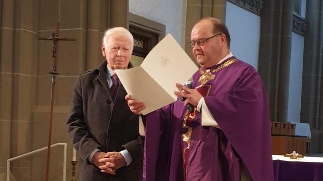 Pfarrer Gerd Greier (rechts) ehrte Eberhard Gräf, der nach 42 Jahren aus der Kirchenverwaltung ausschied.  Fotos: Eva Maria Petrik