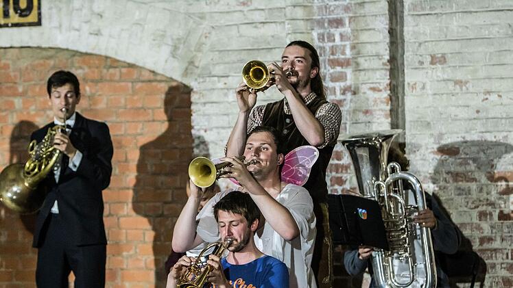 Wenn mitreißende Musizierfreude auf überbordende komödiantische Begeisterung trifft: Das Ensemble "Sepp-Depp-Septett" beeindruckte das Publikum beim Finale des Coburger Festivals "Klanggrenzen".Foto: Jochen Berger
