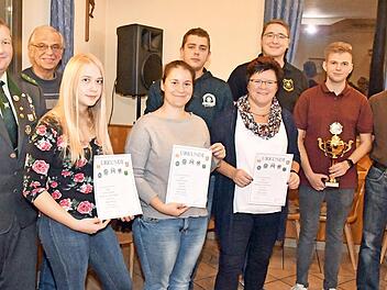 Alle Erstplatzierten der Stadtmeisterschaften mit Jürgen Alt, Zweiter Vorsitzender des SV Bavaria Kersbach, und Konstantin Ammon (2. v. r.) vom SV Edelweiß Reuth, der den besten Schuss abgab  Foto: Heidi Amon