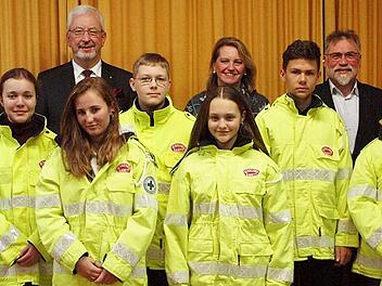 Der stellvertretende Vorsitzende der Kreisverkehrswacht, Kevin Tischer, der Polizeivizepräsident Udo Skrzypczak, die Zweite Bürgermeisterin Sabine Rießner und der Polizeiinspektionsleiter Erich Günther (hinten von links) bedankten sich bei den ausgezeichneten Verkehrskadetten für ihren Einsatz. Foto: Alfred Thieret