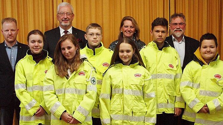 Der stellvertretende Vorsitzende der Kreisverkehrswacht, Kevin Tischer, der Polizeivizepräsident Udo Skrzypczak, die Zweite Bürgermeisterin Sabine Rießner und der Polizeiinspektionsleiter Erich Günther (hinten von links) bedankten sich bei den ausgezeichneten Verkehrskadetten für ihren Einsatz. Foto: Alfred Thieret