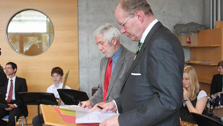Damit ist das Gymnasium für die nächsten drei Jahre Partnerschule des Erlanger Unternehmens.