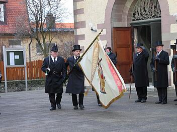Der Fähnrich und zwei Offiziere holen die Fahne des Heiligen Sebastian aus der Pfarrkirche. Fotos: privat
