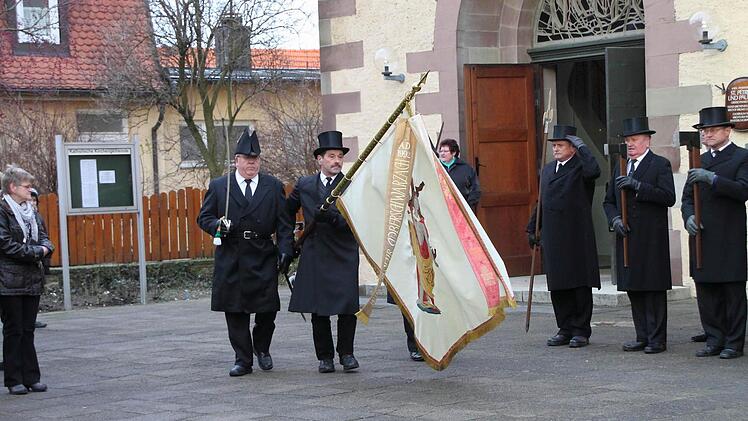 Der Fähnrich und zwei Offiziere holen die Fahne des Heiligen Sebastian aus der Pfarrkirche. Fotos: privat