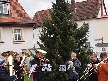 Die Uetzinger Blechbläser trugen unter der Leitung von Johann Schimmel (rechts) mit weihnachtlichen Weisen zum Gelingen der Feier bei. Foto: Alfred Thieret