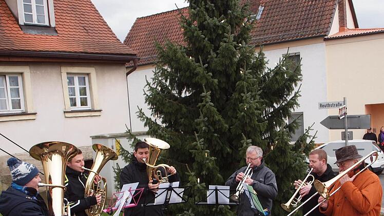 Die Uetzinger Blechbläser trugen unter der Leitung von Johann Schimmel (rechts) mit weihnachtlichen Weisen zum Gelingen der Feier bei. Foto: Alfred Thieret