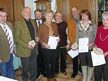 Die schönsten Anwesen zeichneten die Gartenfreunde Presseck aus. Im Bild (von links) Bürgermeister Siegfried Beyer, Josef Haupt, Kreisfachberater Friedhelm Haun, Gerlinde Haupt, Gabriele Döppmann, Ulrich Renke, Anita Baar und Marga Lindenberger.  Foto: Klaus-Peter Wulf