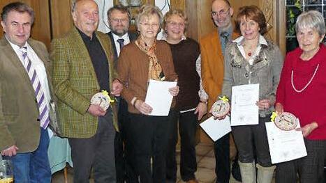 Die schönsten Anwesen zeichneten die Gartenfreunde Presseck aus. Im Bild (von links) Bürgermeister Siegfried Beyer, Josef Haupt, Kreisfachberater Friedhelm Haun, Gerlinde Haupt, Gabriele Döppmann, Ulrich Renke, Anita Baar und Marga Lindenberger.  Foto: Klaus-Peter Wulf