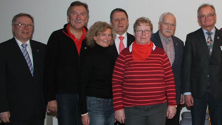 20 Jahre Kulmbacher Sicherheitswacht - Polizeipräsident Reinhard Kunkel (links), OB Henry Schramm (Vierter von links), der "Gründungsvater" Dieter Heckel (Zweiter von rechts) und der Kulmbacher Polizeichef Gerhard Renk (rechts) ...