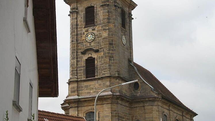Festbetrieb vor der Friedenskirche