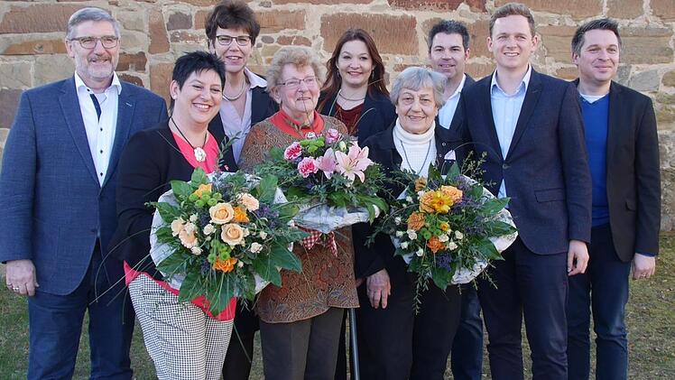 Zur Geburtstagsfeier erschienen (von links): Landrat Michael Busch, stellvertretende Vorsitzende des SPD-Ortsvereins Katrin Liebermann, Abgeordnete des Bayerischen Landtags Susann Biedefeld (MdL), Roswitha Friedrich, Direktkandidatin Doris Aschenbrenner, Gerhilde Weibelzahl, Vorsitzender des SPD-Ortsvereins Markus Geflitter, Bürgermeister Tobias Ehrlicher (SPD), SPD-Kreisvorsitzender Carsten Höllein. Foto: Nelly Ritz