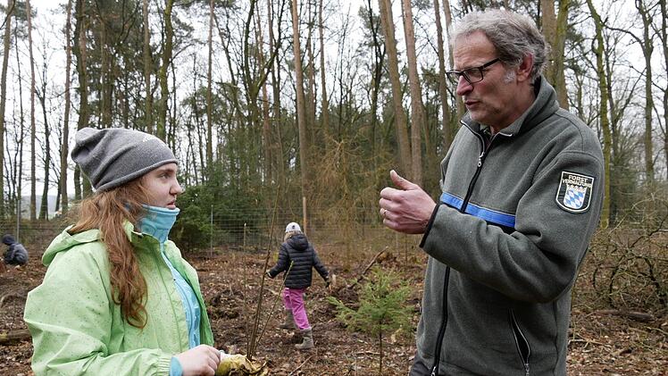 Forstrevierchef Frank Wystrach erklärt  und weiß immer einen Rat.Manja von Nida