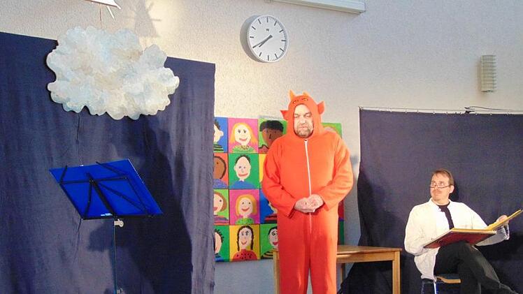 Der Teufel erneuert seine Wette mit Gott. Foto: Petra Malbrich