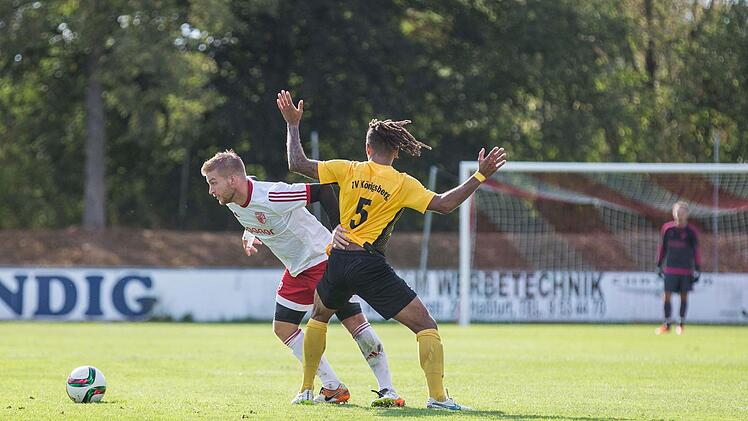 Der FC Ha&szlig;furt lie&szlig; K&ouml;nigsberg einfach stehen: Lutz Berthold (links) zieht an Kevin Frazier vorbei.  Foto: Ruprecht