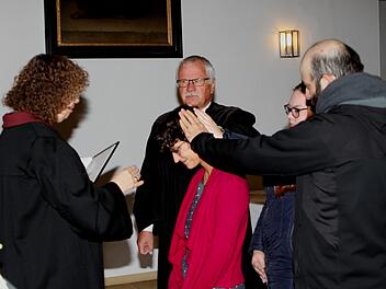 Carolin Ulrich wurde in ihr Amt als neue Gemeindereferentin eingeführt. Das Bild zeigt (von links) Renate Tallon, Pfarrer Volkmar Gregori sowie die Assistenten Celina Lengenfelder und Georg Wunschel bei der Handauflegung auf Carolin UlrichGünther Geiling