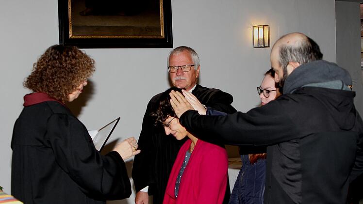 Carolin Ulrich wurde in ihr Amt als neue Gemeindereferentin eingeführt. Das Bild zeigt (von links) Renate Tallon, Pfarrer Volkmar Gregori sowie die Assistenten Celina Lengenfelder und Georg Wunschel bei der Handauflegung auf Carolin UlrichGünther Geiling