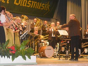 Die Egerländer Blasmusik, dirigiert von Norbert Glock, gab ihr Jahresabschlusskonzert in der Bad Bockleter Wandelhalle vor ausverkauftem Haus.Arthur Stollberger