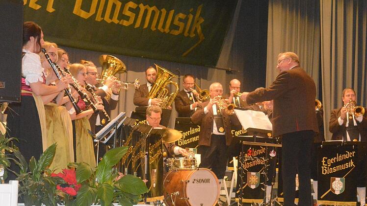 Die Egerländer Blasmusik, dirigiert von Norbert Glock, gab ihr Jahresabschlusskonzert in der Bad Bockleter Wandelhalle vor ausverkauftem Haus.Arthur Stollberger