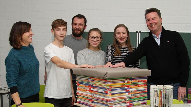 Gerade noch rechtzeitig zur Hauptversammlung wurde der Prototyp eines  Hockers  aus nicht mehr benötigten Schulbüchern fertig. Schulpatin Susanne Müller, Marketingleiter Jannis Höppel, Schulpate Manuel Fischer, Abteilungsleiterin-Finanzen Sophie Hümpfner, Vorstandsvorsitzende Nora Diem und Wirtschaftspate Gunther Krines (von links) freuen sich über das gelungene Werkstück.  Günther Geiling