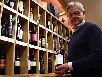 Achim Brettel stellt einige Weine vor, die für eine große Zielgruppe zugänglich sind. Foto: Marco Meißner