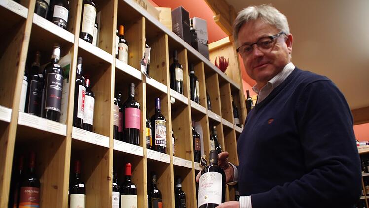 Achim Brettel stellt einige Weine vor, die für eine große Zielgruppe zugänglich sind. Foto: Marco Meißner
