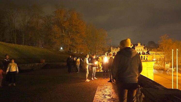 Trotz B&ouml;llerverbot zog es um 0 Uhr viele Coburger auf den Schlossplatz und in den Hofgarten.