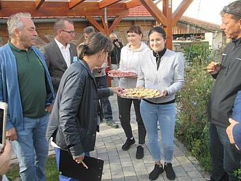 Für die Jury gab es im Fuschter Insektengärtle bei der Bereisung selbst zubereitet Honig, Marmelade und Wein.