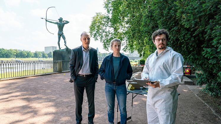 Jetzt packt - wegen Personalmangel - sogar der Chef vor Ort mit an: Peter Schnabel (Martin Brambach, links) untersucht mit Leonie Winkler (Cornelia Gröschel) und Dr. Himpe (Ron Helbig) einen Tatort in Dresden.
