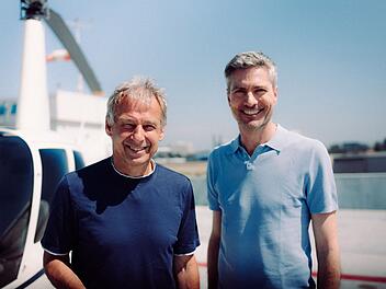 Auf seiner Reise durch das WM-Amerika trifft Ingo Zamperoni (rechts) auch auf Fu&szlig;balllegende J&uuml;rgen Klinsmann.