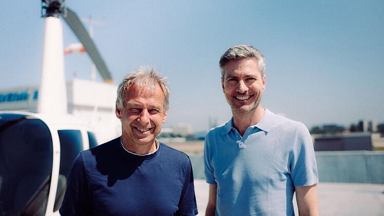 Auf seiner Reise durch das WM-Amerika trifft Ingo Zamperoni (rechts) auch auf Fu&szlig;balllegende J&uuml;rgen Klinsmann.