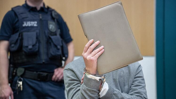 Prozessbeginn - 19-J&auml;hriger wegen Mordes und Totschlags angeklagt