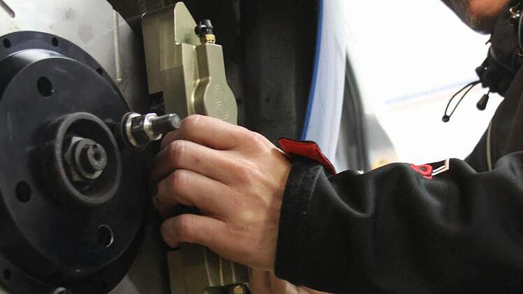 Gleich wird die neue Bremsscheibe angepasst. Foto: Gerd Ludwig