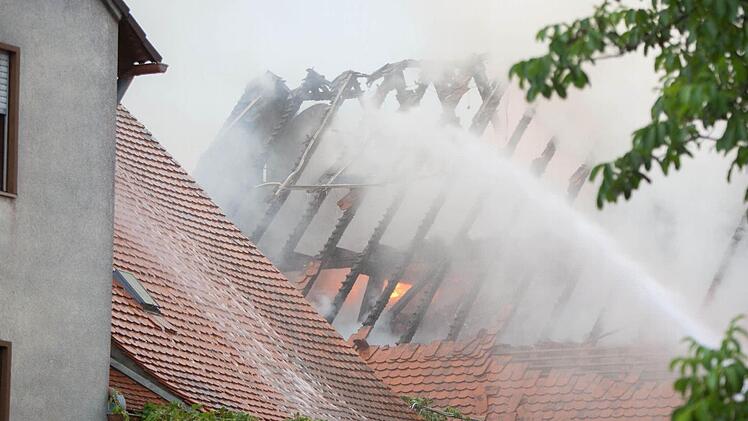 Am Dienstagnachmittag (06.08.2013) kam es in Aha zu einem Vollbrand einer Scheune. Der Brand wurde durch einen Blitzschlag ausgeloest. In der Scheune befanden sich zahlreiche Rinder, die aber noch rechtzeitig aus den Flammen befreit werden konnten. Personen kamen nach ersten Aussagen nicht zu Schaden. Insgesamt waren 150 Feuerwehrleute im Einsatz. Foto: News5 / Goppelt