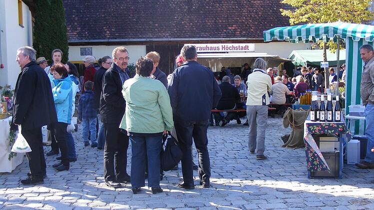 Die Besucher des Erntedankfestes fanden in den Innenräumen, dem Hof und einem geräumigen Zelt ausreichend Platz.