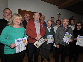 Bei der Membacher Feuerwehr wurden zahlreiche langjährige Mitglieder geehrt, darunter auch Gerhard Geinzer (vorne 2. v. l.) für 40 Jahre sowie Hans Seeberger (vorne Mitte) und Alfred Nagel (vorne 2. v. r.) für 60 Jahre. Foto: Roland Meister