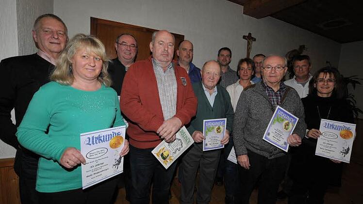 Bei der Membacher Feuerwehr wurden zahlreiche langjährige Mitglieder geehrt, darunter auch Gerhard Geinzer (vorne 2. v. l.) für 40 Jahre sowie Hans Seeberger (vorne Mitte) und Alfred Nagel (vorne 2. v. r.) für 60 Jahre. Foto: Roland Meister