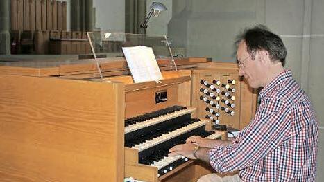 Zur Zeit muss sich Kantor Burkhard Ascherl mit einer elektronischen Orgel behelfen.