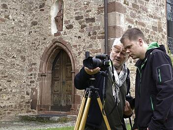 Armin Weidenthaler (links) hilft Fotografie-Neuling Sebastian Sebald bei der Einstellung der Kamera.  Fotos: Winfried Ehling