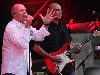 Jürgen "Phil" Mayer ist eigentlich Inhaber einer Möbelmanufaktur - manchmal aber steigt er auf die Bühnenbretter und singt dann wie Phil Collins. Gitarrist Alexander Lang ist der kongeniale Partner. Die elfköpfige Tribute-Formation "PHIL" bescherte den 900 Besuchern zum Auftakt der Plassenburg-Open-Airs einen tollen Abend. Foto: Jochen Nützel