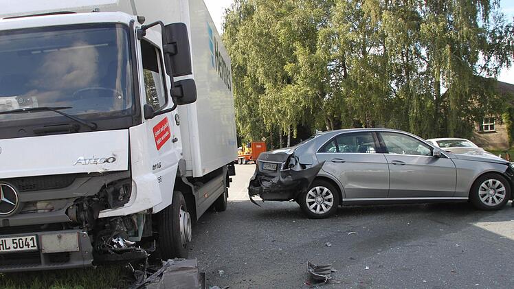 Der Lastwagen krachte in das Heck des Mercedes, der auf die Gegenfahrbahn geschoben wurde.
