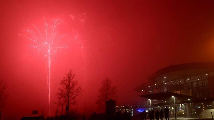 Nur bodennahes Feuerwerk war am Silvesterabend in Bad Kissingen gut zu sehen.  Foto: Peter Rauch